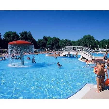بيت للعطل In With Swimming Pool